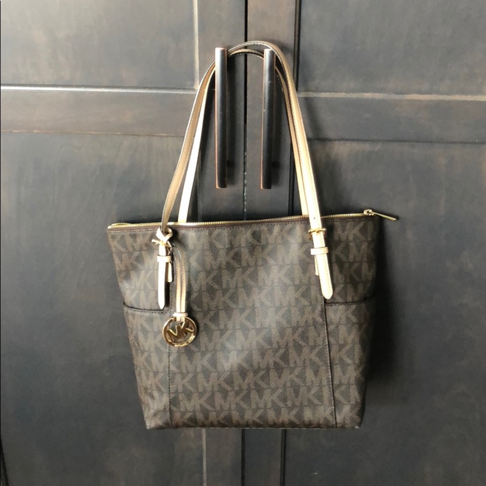 MK branded med/lg shoulder 2 tone purse w/ feet.